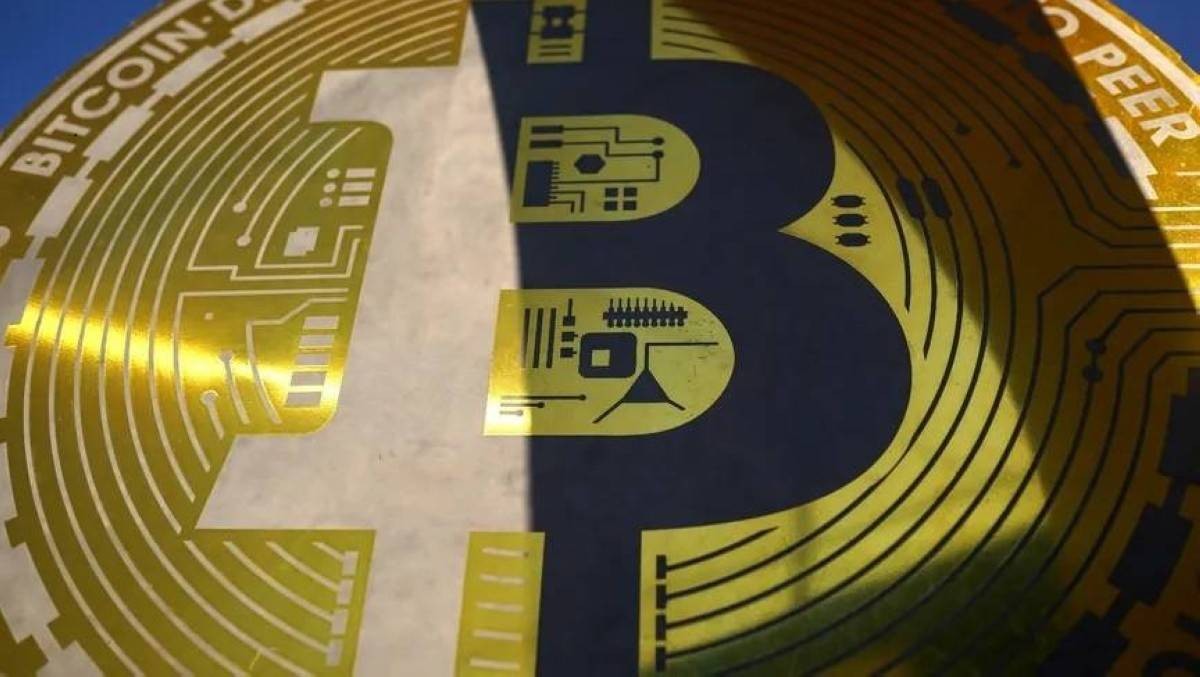 «بتكوين» تهبط دون 90 ألف دولار